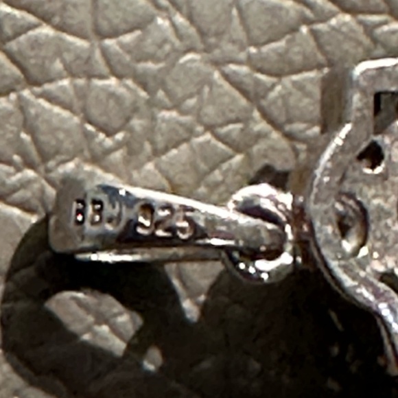 Elegant Silver and Black Pendant - Picture 3 of 3